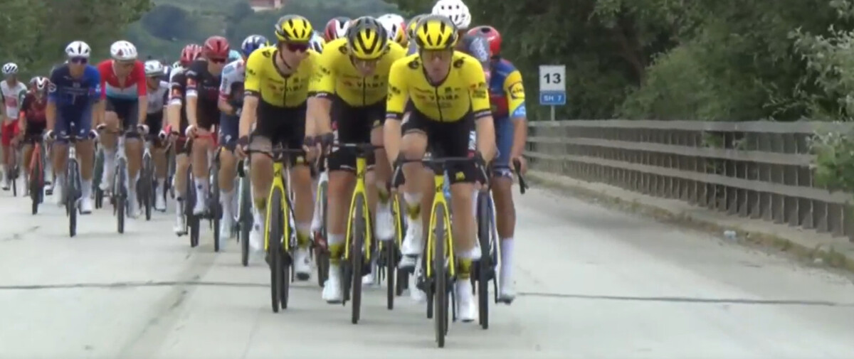 Giro d'Italia: Mads Pedersen bate Wout van Aert na 1ª etapa e é o Maglia Rosa; confira os resultados e a chegada 3 girodociclismo.com.br giro ditalia vence 1a etapa e e o maglia rosa confira os resultados e a chegada image