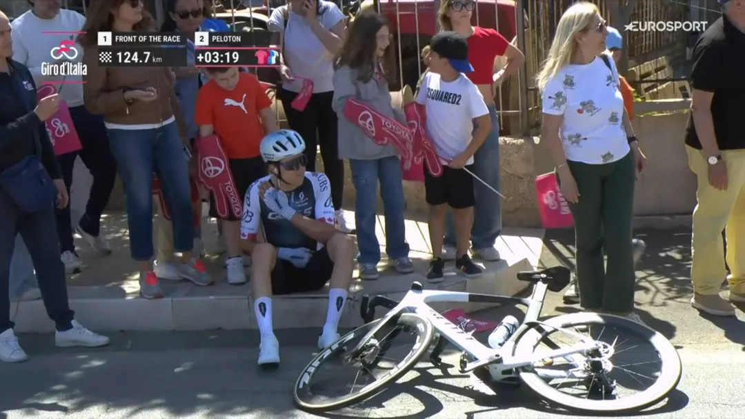 Grande acidente no Giro d'Italia, Maglia Rosa cai e gregário de Tom Pidcock abandona; assista o vídeo 1 girodociclismo.com.br grande acidente no giro ditalia maglia rosa tambem cai assista o video image