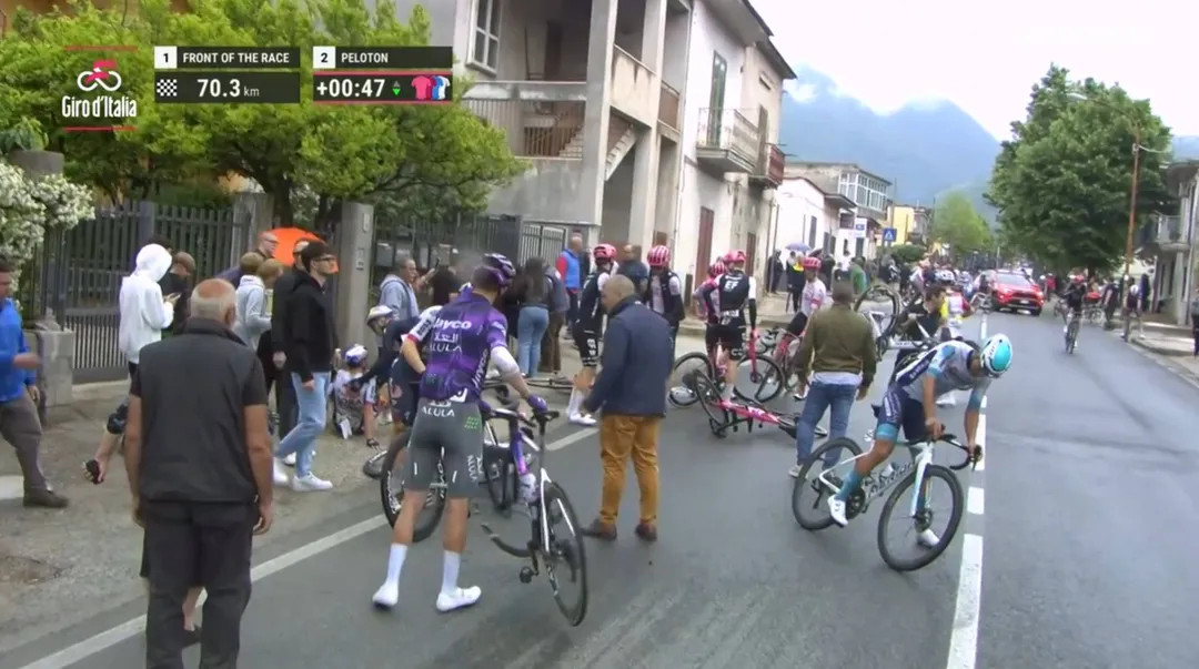 Grande queda no Giro d'Italia: Richard Carapaz e Adam Yates envolvidos e prova é neutralizada; assista o vídeo 1 girodociclismo.com.br grande queda no giro ditalia jai hindley richard carapaz e adam yates envolvidos image 5