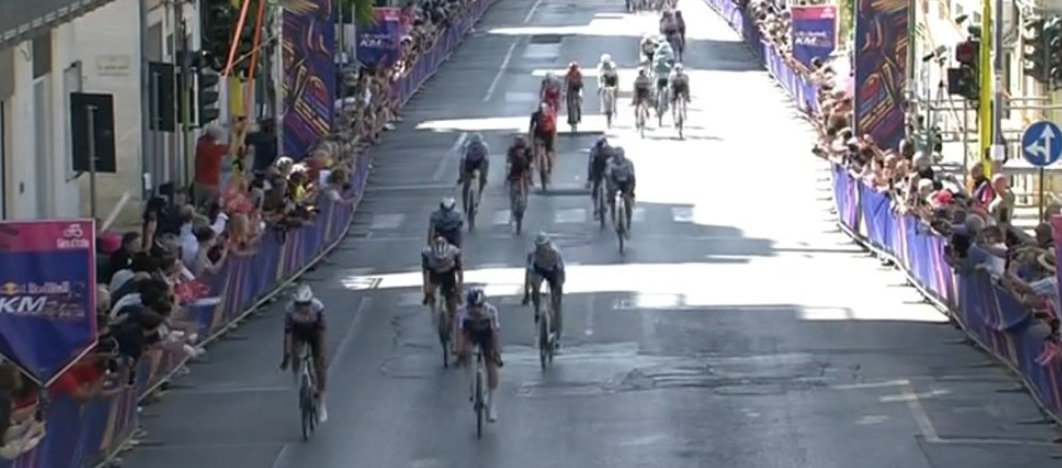 Giro d'Italia: Casper van Uden bate favoritos e vence 4ª etapa, confira os resultados e a chegada 4 girodociclismo.com.br image image 56