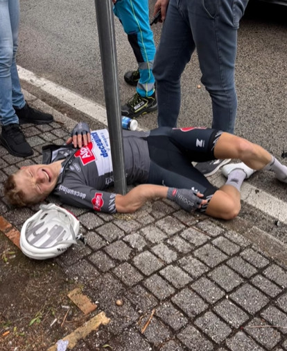 Jai Hindley confirma fratura na coluna após grave queda, ciclista da Alpecin-Deceuninck também com grave fratura (imagem forte) 2 girodociclismo.com.br image image 93