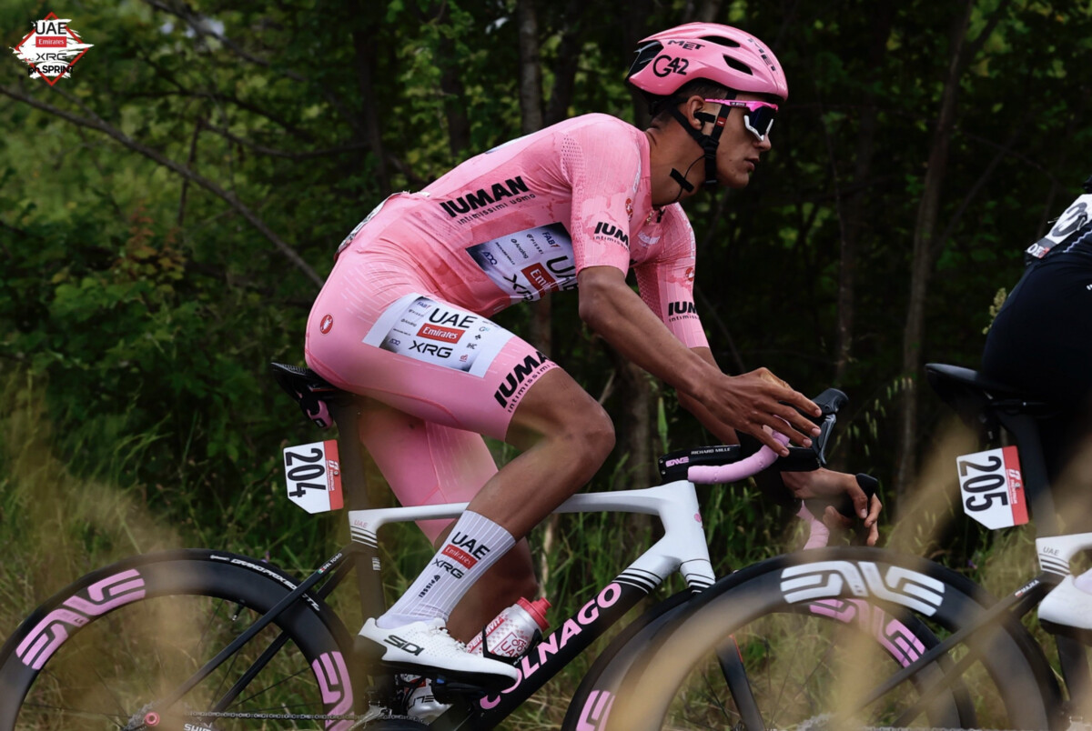 Isaac del Toro fala sobre a conquista do bônus de tempo no Giro d'Italia "as circunstâncias me permitiram"; assista o vídeo 2 girodociclismo.com.br isaac del toro aumenta vantagem no giro ditalia lideranca jovem e madura image 2