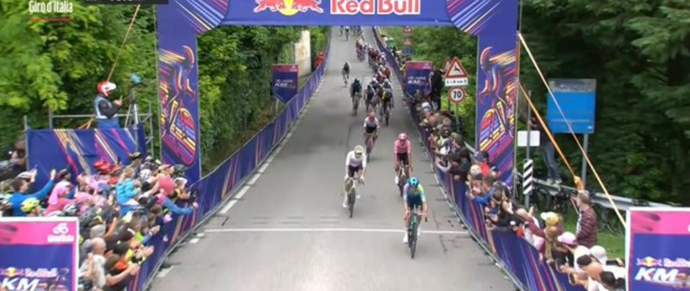 Isaac del Toro dá detalhes do sprint final da 13ª etapa do Giro "não tive pernas para acompanhá-lo, chapeau", assista o vídeo 3 girodociclismo.com.br isaac del toro da detalhes do sprint final da 13a etapa do giro nao tive pernas para acompanha lo chapeau image 2