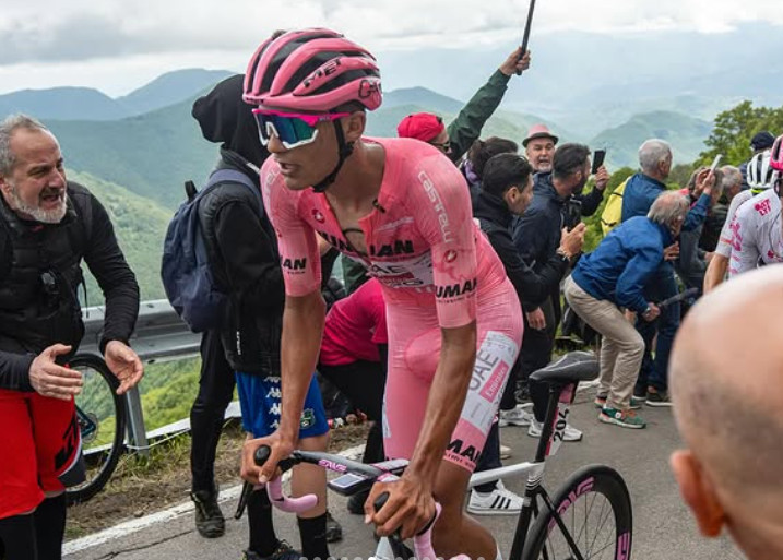 "Isaac Del Toro é tão forte que dá medo" Johan Bruyneel analisa a força da UAE e do Maglia Rosa, assista o vídeo 3 girodociclismo.com.br isaac del toro e tao forte que da medo johan bruyneel analisa a forca da uae e do maglia rosa image