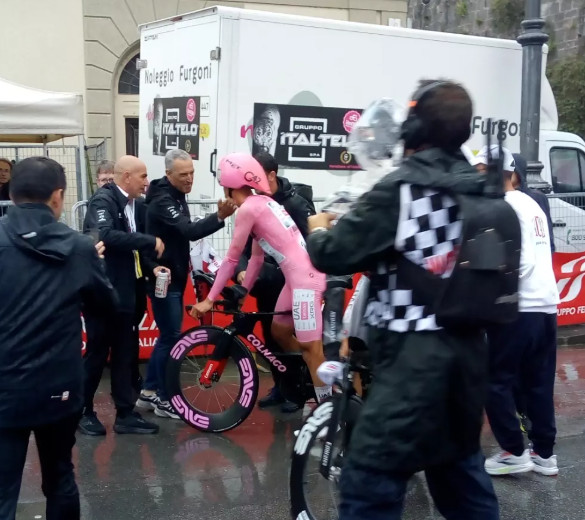 Isaac del Toro revela surpresa com o resultado da 11ª etapa do Giro "para ser sincero eu não esperava"; assista o vídeo 2 girodociclismo.com.br isaac del toro revela surpresa com o resultado da 11a etapa do giro para ser sincero eu nao esperava image 5