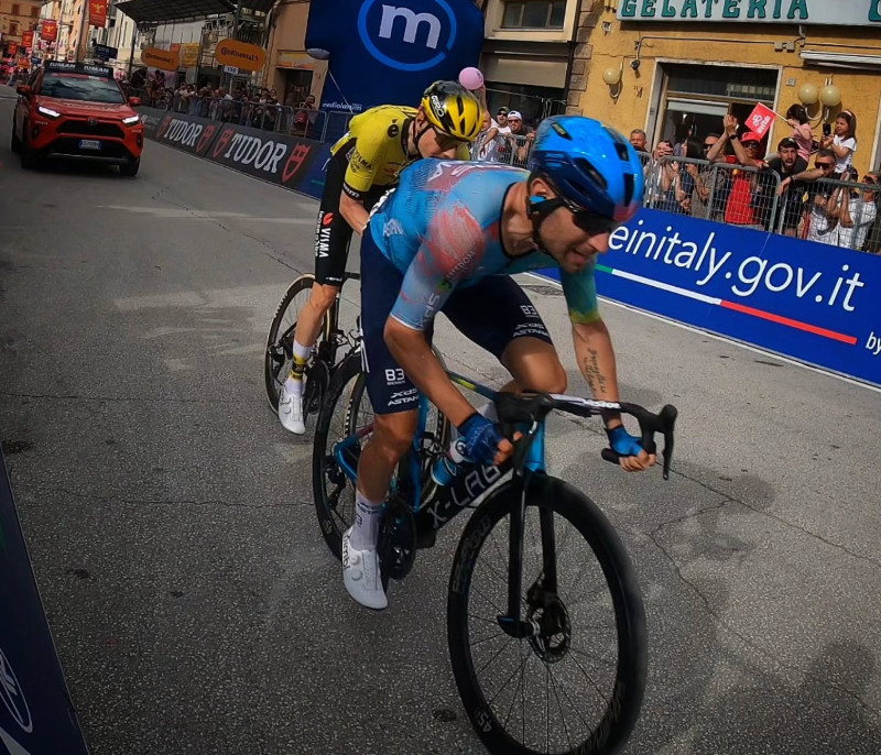 Novo líder do Giro d'Italia confessa que não foi informado da liderança "a equipe não me disse nada", assista o vídeo 2 girodociclismo.com.br italiano veste a maglia rosa apos 4 anos e revela que equipe nao lhe avisou foi uma escolha da equipe confira a comunicacao oficial image
