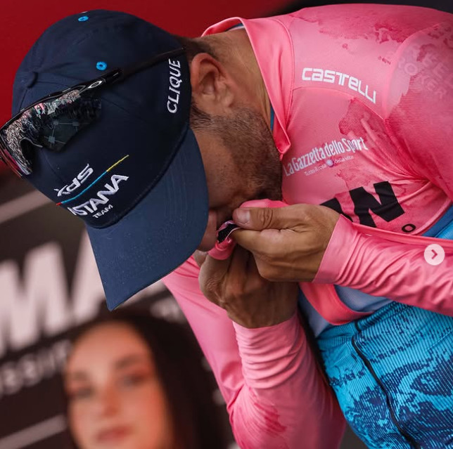 Novo líder do Giro d'Italia confessa que não foi informado da liderança "a equipe não me disse nada", assista o vídeo 3 girodociclismo.com.br italiano veste a maglia rosa apos 4 anos e revela que equipe nao lhe avisou foi uma escolha da equipe nao me dizer nada sobre a lideranca image