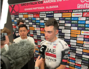 Juan Ayuso concede entrevista antes do Giro d'Italia "Roglic é favorito, esperamos que ele assuma a responsabilidade", assista o vídeo 1 girodociclismo.com.br juan ayuso concede entrevista apos a apresentacao do giro ditalia juan ayuso entrevista giro