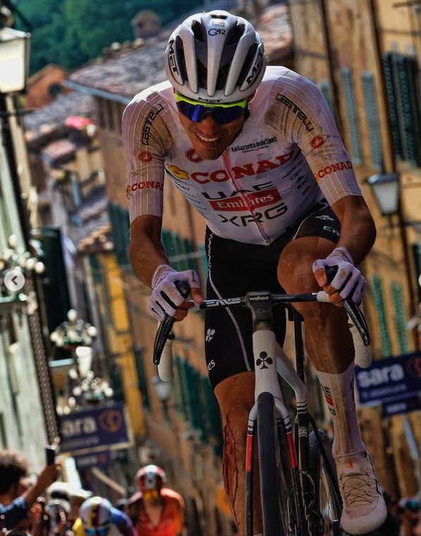 Juan Ayuso necessitará de sutura após queda no Giro d'Italia, "com certeza, precisará de dois pontos" 1 girodociclismo.com.br juan ayuso necessitara de sutura apos queda no giro ditalia com certeza precisara de dois pontos image 2