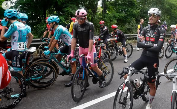 Líder do Giro d'Italia revela lesão em queda e admite perda da liderança "vou aproveitar meu último dia com a Maglia Rosa"; assista o vídeo 1 girodociclismo.com.br lider do giro ditalia analisa queda e admite perda da lideranca vou aproveitar meu ultimo dia com a maglia rosa image
