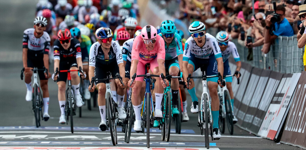 Mads Pedersen descreve vitória no Giro d'Italia "sofri muito, mas mesmo atrás eu ainda lutava pela vitória"; assista o vídeo 3 girodociclismo.com.br mads pedersen descreve vitoria no giro ditalia mesmo atras eu ainda lutava pela vitoria assista o video image