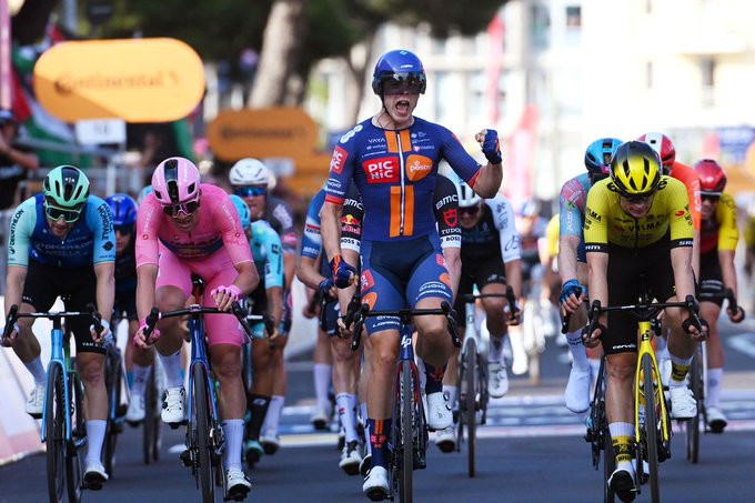 Mads Pedersen evita 2 quedas e revela luta pelo sprint "dois quilômetros antes da chegada eu estava na 40ª posição", assista a entrevista 4 girodociclismo.com.br mads pedersen evita 2 quedas e revela luta pelo sprint dois quilometros antes da chegada eu estava na 40a posicao assista a entrevista image