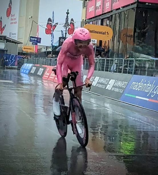 Isaac del Toro revela dificuldade do contrarrelógio do Giro "senti na primeira curva que seria perigoso"; assista o vídeo 1 girodociclismo.com.br maglia rosa admite abordagem conservadora no contrarrelogio senti na primeira curva que seria perigoso assista o video image 2