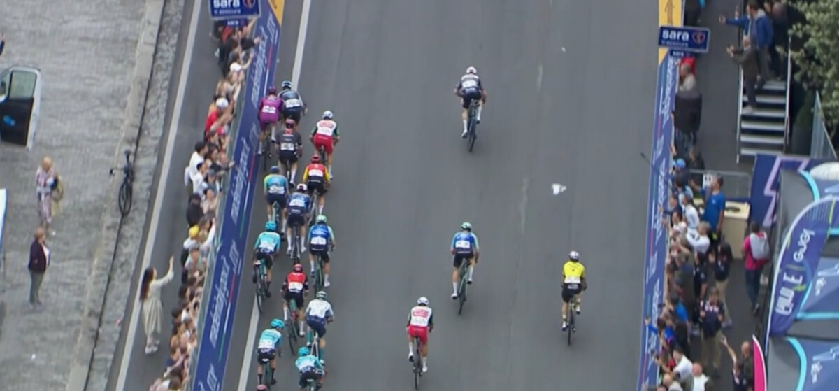 girodociclismo.com.br matteo moschetti cai do 8o para o ultimo lugar apos manobra irregular no sprint do giro ditalia assista o video image 1