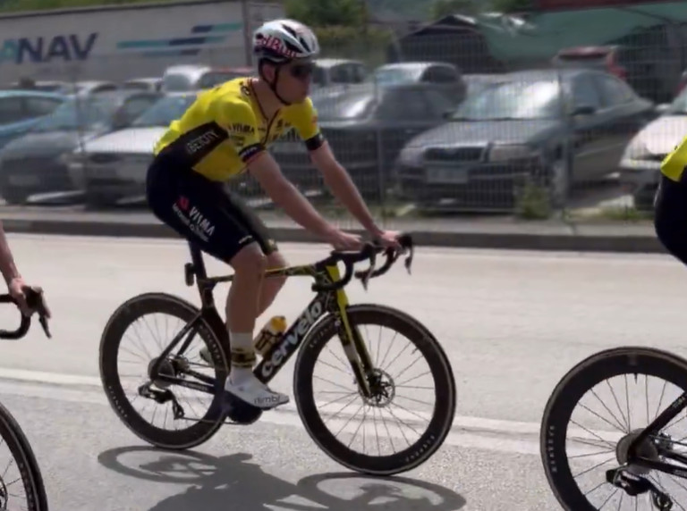 Organização do Giro d'Italia impede treino da Visma-Lease a Bike em Tirana, equipe realiza seu 1º treino na Albânia 2 girodociclismo.com.br organizacao do giro ditalia impede treino da visma lease a bike em tirana equipe realiza seu 1o treino na albania image 2