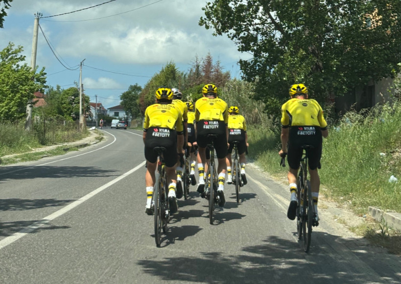 Organização do Giro d'Italia impede treino da Visma-Lease a Bike em Tirana, equipe realiza seu 1º treino na Albânia 1 girodociclismo.com.br organizacao do giro ditalia impede treino da visma lease a bike em tirana equipe realiza seu 1o treino na albania image