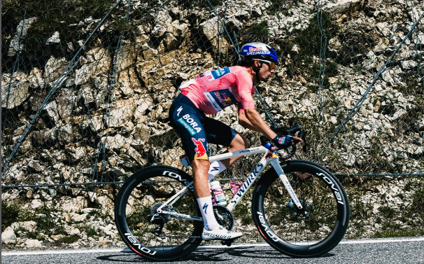 Primoz Roglic entrega a Maglia Rosa e minimiza perdas antes de desafiadora etapa "ainda há muitos dias pela frente” 3 girodociclismo.com.br primoz roglic entrega a maglia rosa e minimiza perdas antes de desafiadora etapa ainda ha muitos dias pela frente image 4