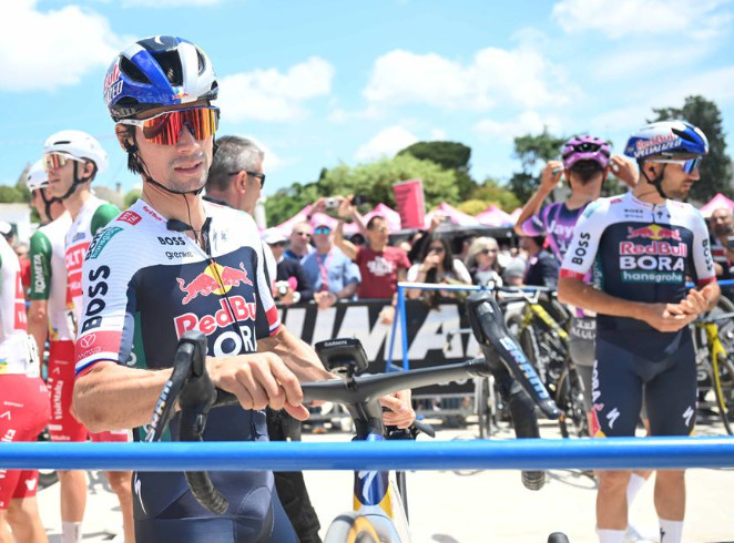 Primoz Roglic joga garrafas aos fãs e mantém o bom humor "eu estava um pouco sonolento e enferrujado"; assista o vídeo 1 girodociclismo.com.br primoz roglic joga garrafas aos fas e mantem o bom humor eu estava um pouco sonolento e enferrujado image