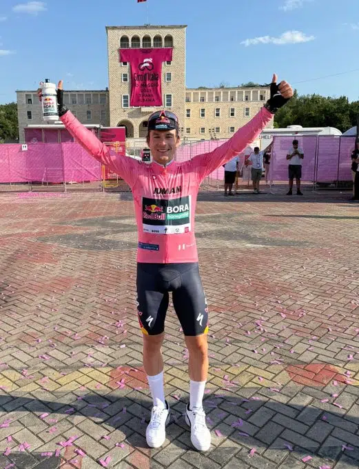 Primoz Roglic mantém cautela com liderança no Giro d'Italia "não preciso usar o rosa até o fim, como o Tadej no ano passado"; assista o vídeo 1 girodociclismo.com.br primoz roglic mantem cautela com lideranca no giro ditalia nao preciso usar o rosa ate o fim como o tadej no ano passado image