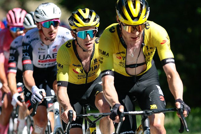 Simon Yates revela irritação com a equipe após derrota no Giro "o plano era completamente diferente, não vou dizer mais nada", assista o vídeo 2 girodociclismo.com.br simon yates revela irritacao com a equipe apos derrota no giro o plano era completamente diferente nao vou dizer mais nada assista o video image