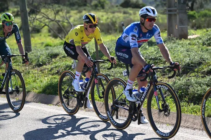 Soudal Quick-Step renova contrato do capitão da equipe no Giro d'Italia, ciclista é o principal gregário de Remco Evenepoel; assista o vídeo 3 girodociclismo.com.br soudal quick step renova contrato do capitao da equipe no giro ditalia ciclista e o principal gregario de remco evenepoel image 4