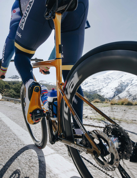 Specialized lança a exclusiva S-Works Tarmac SL8 Golden Remco em homenagem a Remco Evenepoel; confira os preços e o vídeo 6 girodociclismo.com.br specialized lanca a exclusiva golden remco edicao limitada em homenagem a remco evenepoel confira os precos image 2