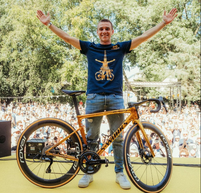 Specialized lança a exclusiva S-Works Tarmac SL8 Golden Remco em homenagem a Remco Evenepoel; confira os preços e o vídeo 2 girodociclismo.com.br specialized lanca a exclusiva golden remco edicao limitada em homenagem a remco evenepoel confira os precos image 4