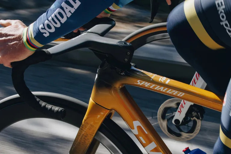 Specialized lança a exclusiva S-Works Tarmac SL8 Golden Remco em homenagem a Remco Evenepoel; confira os preços e o vídeo 4 girodociclismo.com.br specialized lanca a exclusiva golden remco edicao limitada em homenagem a remco evenepoel confira os precos image