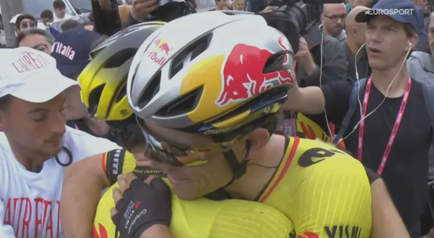 Surgem números impressionantes de Wout van Aert no final da etapa do Giro "só ele consegue fazer isso"; confira o vídeo 2 girodociclismo.com.br surgem numeros impressionande wout van aert ao embalar olav kooij a vitoria no giro co ele consegue fazer isso confira o video image