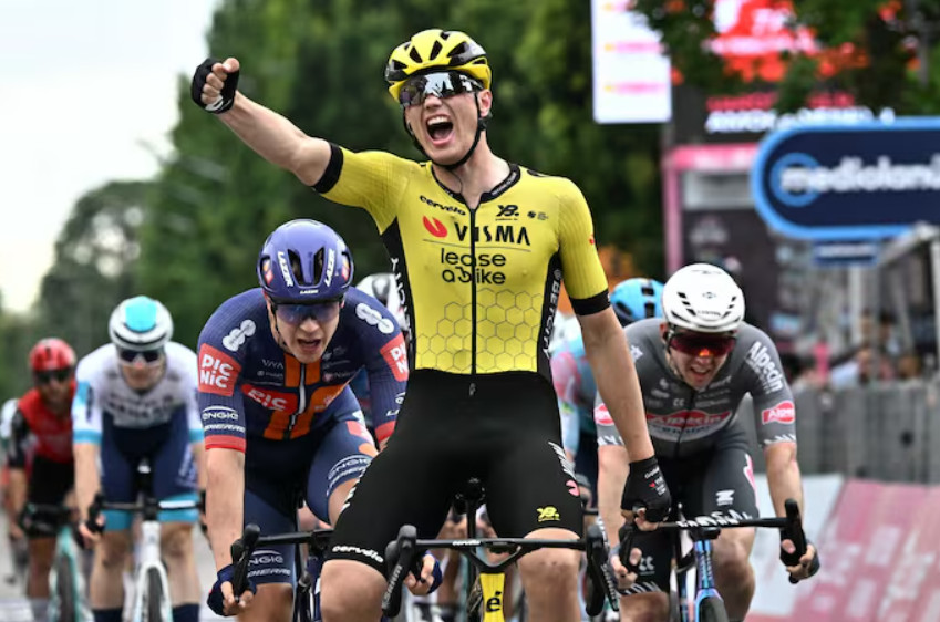 Surgem números impressionantes de Wout van Aert no final da etapa do Giro "só ele consegue fazer isso"; confira o vídeo 1 girodociclismo.com.br surgem numeros impressionantes de wout van aert ao embalar olav kooij a vitoria no giro so ele consegue fazer isso confira o video image 2