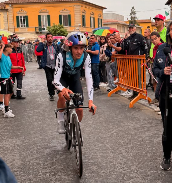 Tom Pidcock admite dificuldades no Giro d'Italia "tenho que manter o foco, se não perco o interesse", assista o vídeo 1 girodociclismo.com.br tom pidcock analisa sua performance no giro ditalia apesar das dificuldades iniciais image 2