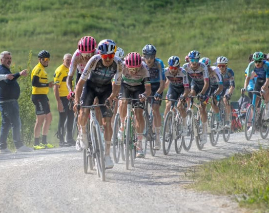Tom Pidcock admite dificuldades no Giro d'Italia "tenho que manter o foco, se não perco o interesse", assista o vídeo 2 girodociclismo.com.br tom pidcock analisa sua performance no giro ditalia apesar das dificuldades iniciais image