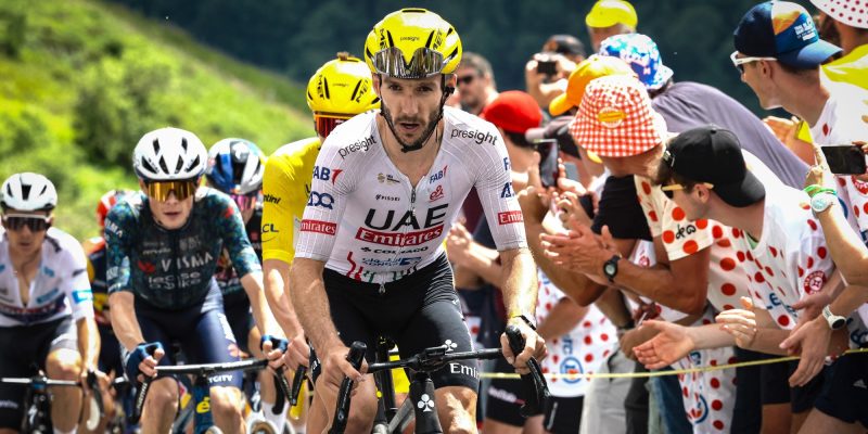 UAE Emirates renova contratos de dois importantes gregários de Tadej Pogacar, confira o anúncio oficial 1 girodociclismo.com.br uae emirates anuncia as renovacoes de contrato de dois importantes gregarios de tadej pogacar adam yates e tadej pogacar