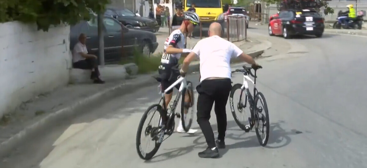 Diretor da UAE Emirates satisfeito com Juan Ayuso no Giro d'Italia "ele foi um pouco influenciado por aquele acidente" 3 girodociclismo.com.br uae emirates xrg satisfeita com inicio de giro ditalia apesar da perda de tempo de juan ayuso image