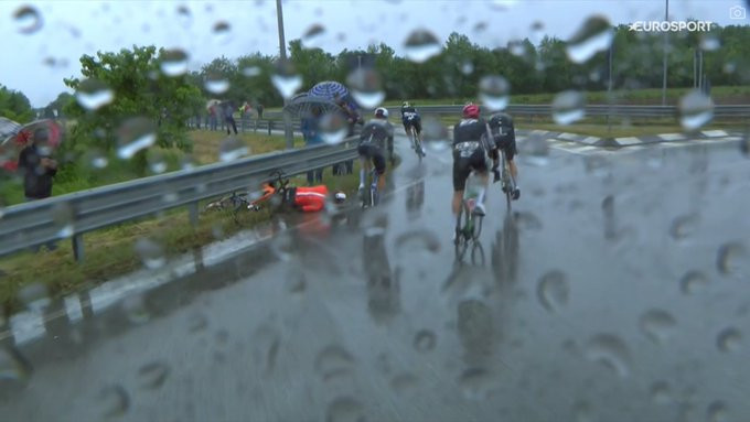 girodociclismo.com.br vencedor de etapa do giro sofre forte queda e abandona a competicao assista o video image