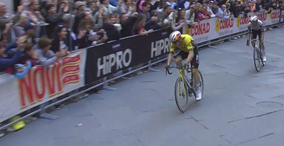 "É o seu dia Wout. Faça isso por seus filhos!" Surge vídeo emocionante do carro de apoio de Wout van Aert; assista o vídeo 2 girodociclismo.com.br voce esta sozinho com del toro faca isso por seus filhos surge video do carro de apoio de wout van aert assista o video image 1