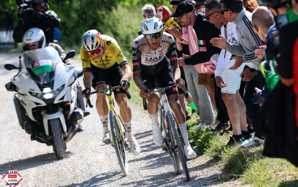 "É o seu dia Wout. Faça isso por seus filhos!" Surge vídeo emocionante do carro de apoio de Wout van Aert; assista o vídeo 1 girodociclismo.com.br voce esta sozinho com del toro faca isso por seus filhos surge video do carro de apoio de wout van aert assista o video image 3