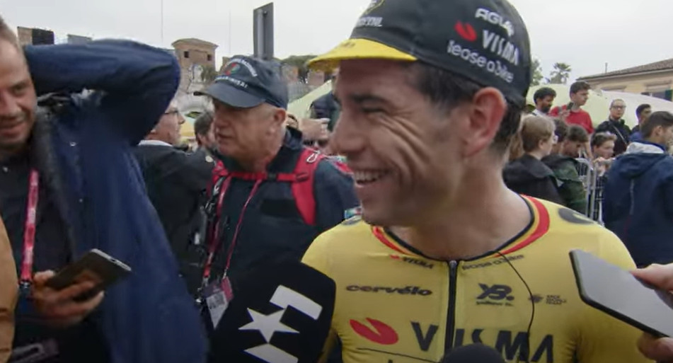 Wout van Aert passa por situação inusitada envolvendo árbitro no final de etapa do Giro d'Italia; assista o vídeo 1 girodociclismo.com.br wout van aert passa por situacao inusitada envolvendo arbitro no final de etapa do giro ditalia assista o video image