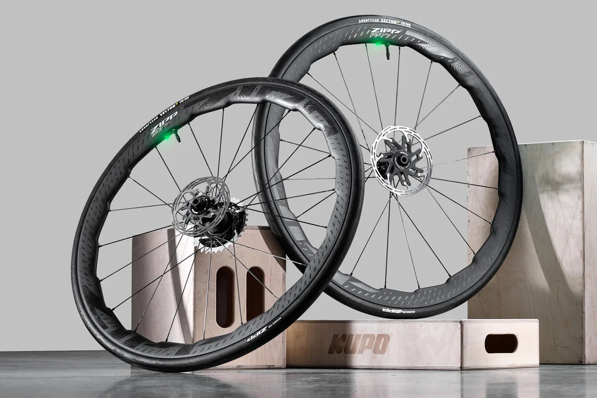 Zipp apresenta revolucionárias rodas com sensor de pneus integrados; confira detalhes das novas 303 SW e 353 NSW 1 girodociclismo.com.br zipp apresenta revolucionarias rodas com sensor de pneus integrados confira os precos das novas 303 sw e 353 nsw image 1