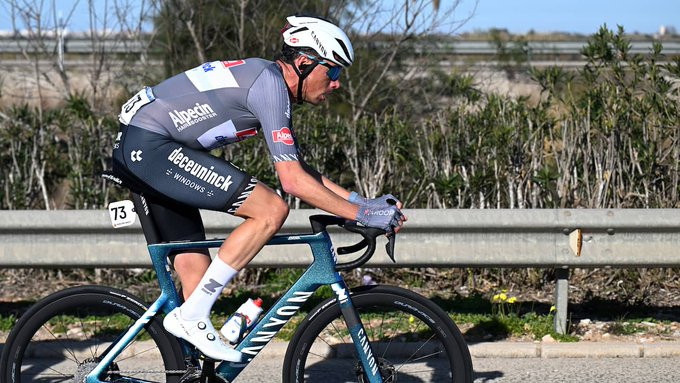 girodociclismo.com.br ciclista da alpecin recebe 2 cartoes amarelos e e suspenso atleta e o 1o com a punicao e deve ficar fora do campeonato holandes assista o video image 4
