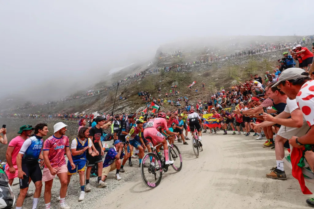 Diretor da UAE Emirates admite erro da equipe no Giro "as instruções eram pra seguir Carapaz, subestimamos Simon Yates"; assista o vídeo 3 girodociclismo.com.br diretor da uae emirates admite erro da equipe no giro as instrucoes eram pra seguir carapaz subestimamos simon yates assista o video image 4
