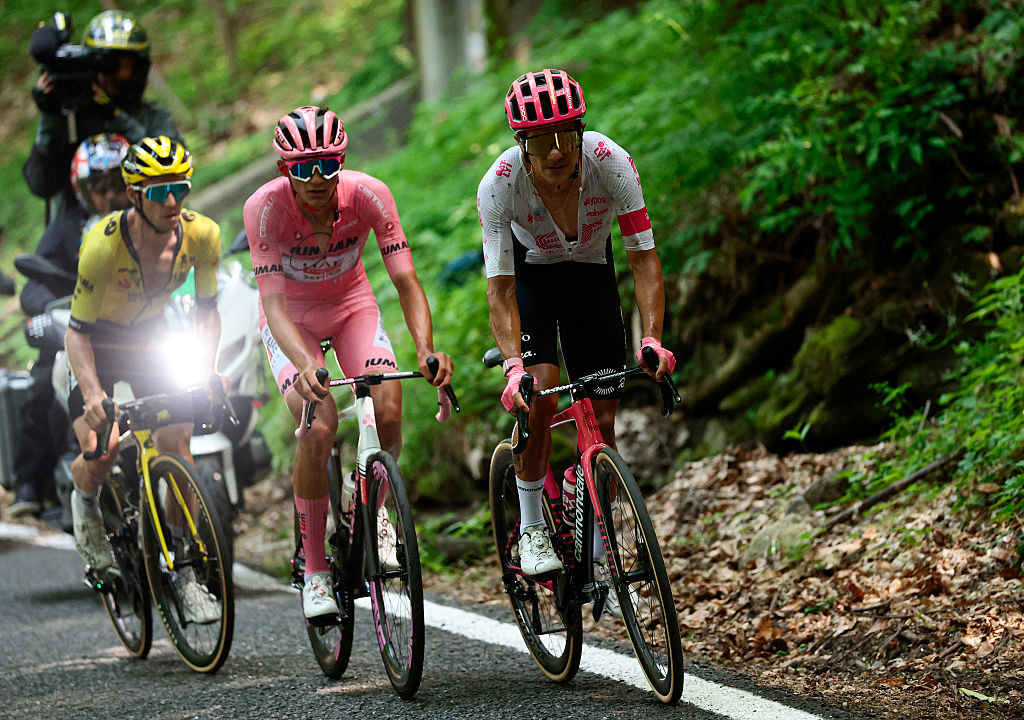 Diretor da UAE Emirates analisa derrota de Isaac del Toro no Giro d'Italia, "Isaac poderia ter oferecido uma ajudinha (a Carapaz)"; assista a entrevista 2 girodociclismo.com.br diretor da uae emirates analisa derrota de isaac del toro no giro ditalia isaac poderia ter oferecido uma ajudinha a carapaz assista a entrevista image 1