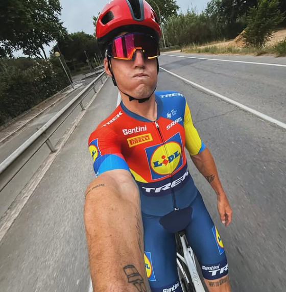 Ex-piloto do MotoGP inicia carreira no ciclismo pela Lidl-Trek, estreia será contra grande estrelas do WorldTour; confira o anúncio oficial 2 girodociclismo.com.br ex piloto do motogp inicia carreira no ciclismo pela lidl trek contra grande estrelas do worldtour confira o anuncio oficial image