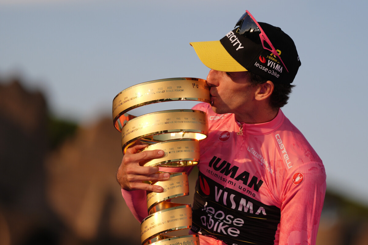 Giro d’Italia 2025: Classificação Final, Simon Yates é Campeão em Roma; confira as classificações completas 2 girodociclismo.com.br giro ditalia 2025 classificacao final simon yates e campeao em roma confira as classificacoes completas simon yates beija trofeu giro