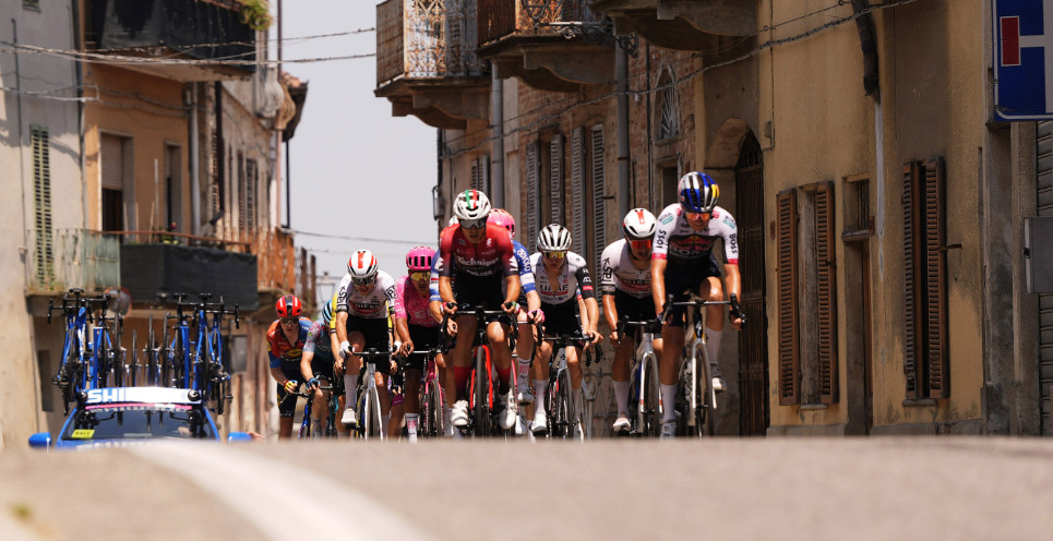 girodociclismo.com.br giro next gen filippo agostinacchio vence 6a etapa apos voo solo em podio todo italiano confira os resultados e a chegada garante primeira vitoria italiana image 1