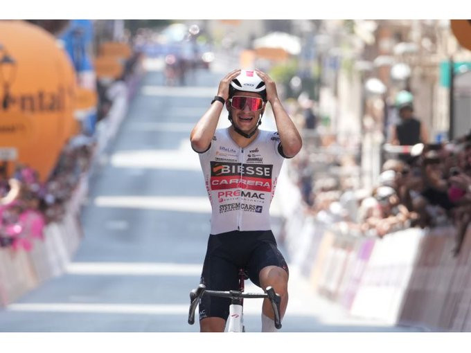 girodociclismo.com.br giro next gen filippo agostinacchio vence 6a etapa apos voo solo em podio todo italiano confira os resultados e a chegada garante primeira vitoria italiana image 4