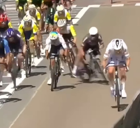 Jasper Philipsen evita grave queda no Baloise Belgium Tour, ciclista executa movimento incrível; assista o vídeo 1 girodociclismo.com.br jasper philipsen image