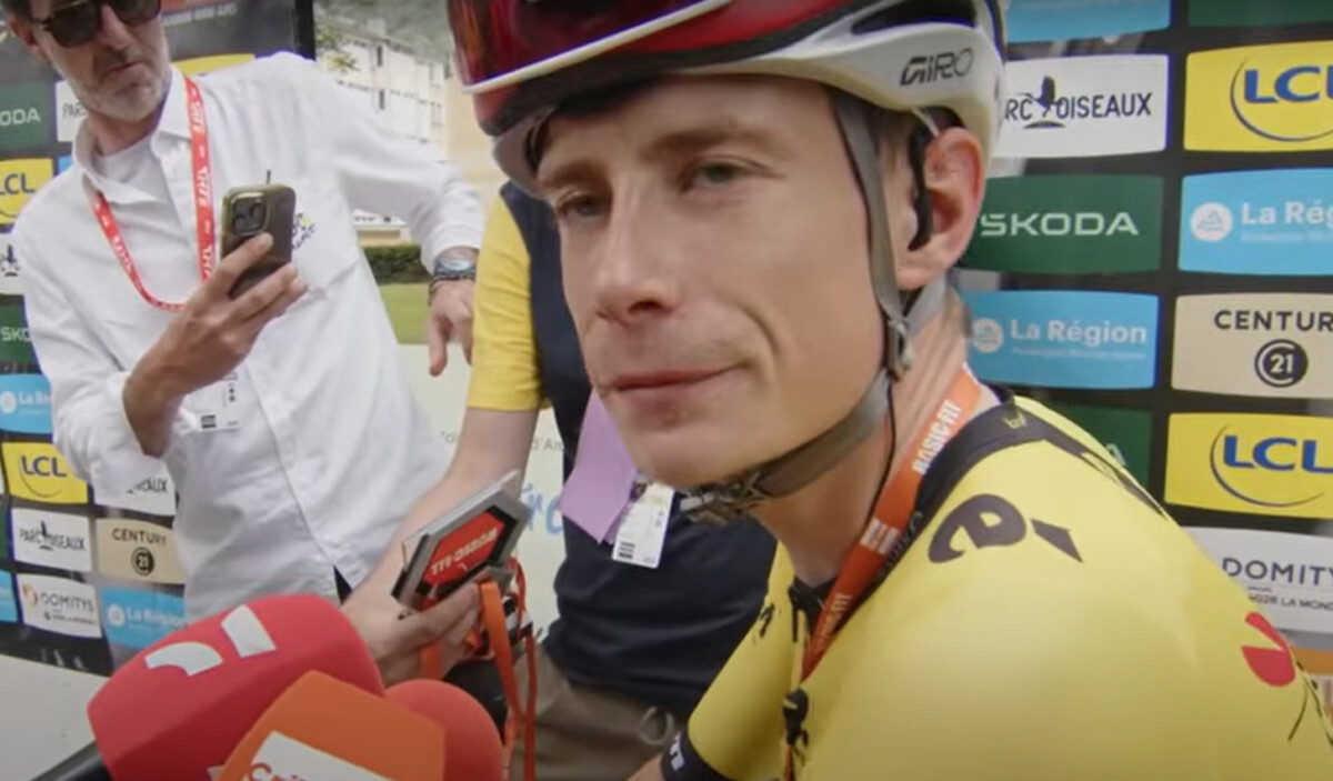 Jonas Vingegaard mantém o foco na vitória do Dauphiné "a corrida ainda não terminou", assista o vídeo 1 girodociclismo.com.br jonas vingegaard mantem o foco antes da etapa final do dauphine a corrida ainda nao terminou image