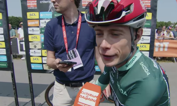 Jonas Vingegaard surpreso com nova camisa no Critérium du Dauphiné "agora a coleção está completa", assista a entrevista 1 girodociclismo.com.br jonas vingegaard surpreende com a camisa verde no criterium du dauphine image