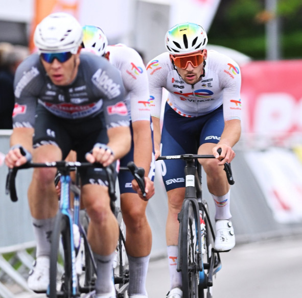 girodociclismo.com.br jovem prodigio paul magnier vence o heistse pijl iuri leitao presente confira os resultados e a chegada image 13